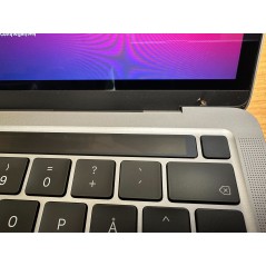 MacBook Pro 13.3" 2020 i7 16GB 512GB SSD med Touch Bar Space Gray (beg) (liten skada på bezel - se bild)