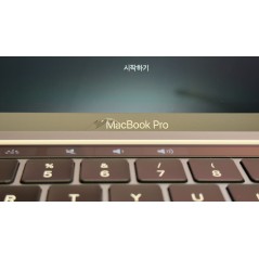 Used Macbook Pro - MacBook Pro M1 2020 Touchbar 8GB 256GB SSD Rymdgrå (beg med liten spricka under skärmen, små märken skärm)